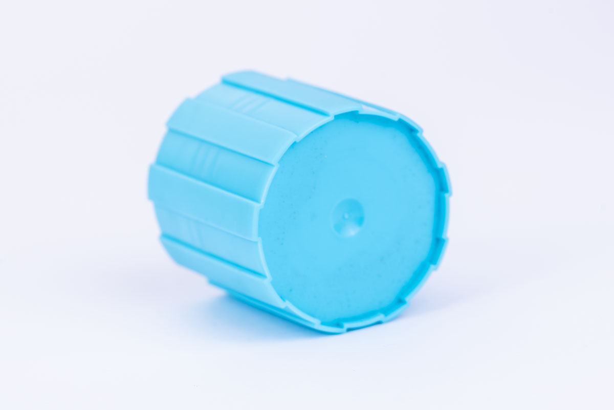 Injection moulding of a polyethylene cap
