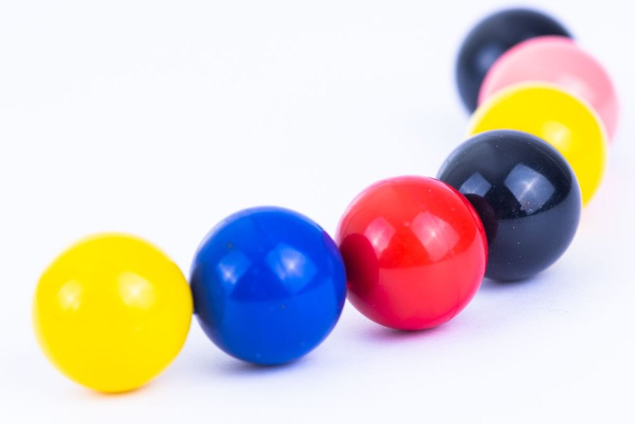 Injection of coloured magnetic beads